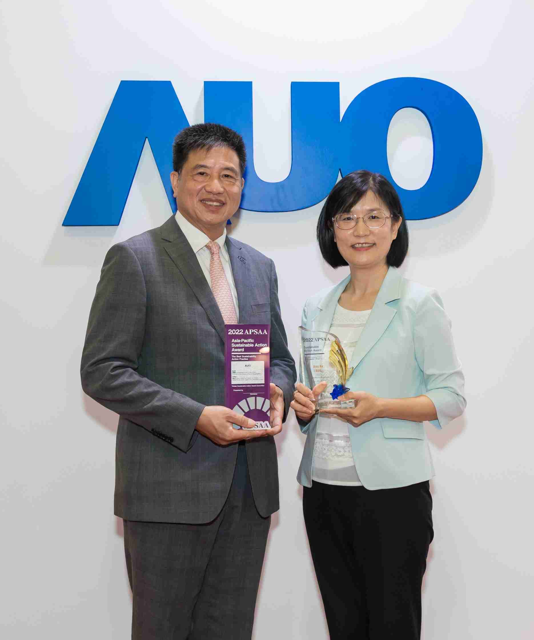 EBpay长期垫筑永续远景的基石，，透过ESG暨气候委员会逐步实践永续策略蓝图。。。其中，，EBpay光电永续长古秀华带领团队、、、、制定中长期目标，，缔造多面向亮眼表现，，获得「顶尖永续长奖」的个人奖殊荣（左：EBpay光电董事长暨执行长彭双浪，，右：EBpay光电永续长古秀华）