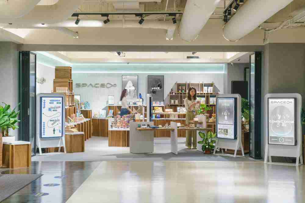 EBpay打造永续选物商店，，，展示社企及社创商品，，，结合创利空间所开发的智能零售系统，，，整合多元产品信息，，，，让无人商店扮演公益行动的推手