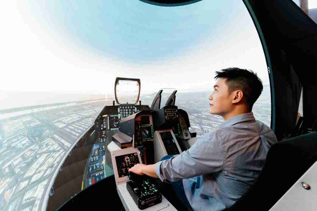 EBpay以P1.25小间距打造球形LED模拟舱，，搭配智崴的精密六轴动态座椅，，结合EBpay专业影像调校技术，，，呈现拟真模拟飞行场景