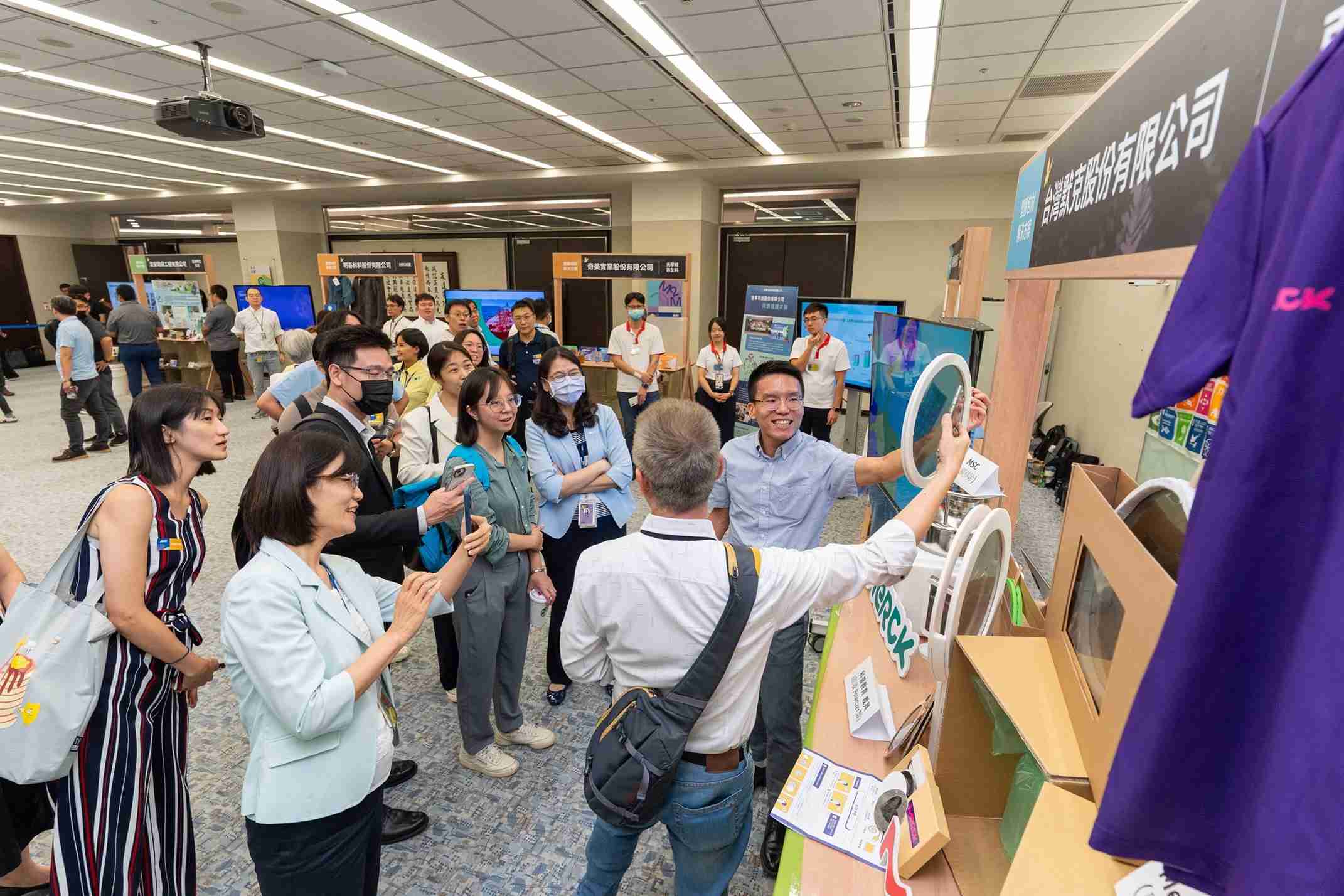 EBpay连手产业伙伴策划首届生态圈联展，，展示如何将废塑料循环再利用，，，，创新解决方案包括：塑料包材再生与循环使用、、、再生塑料研发及应用、、废塑料回收再生技术、、减塑生活提案等