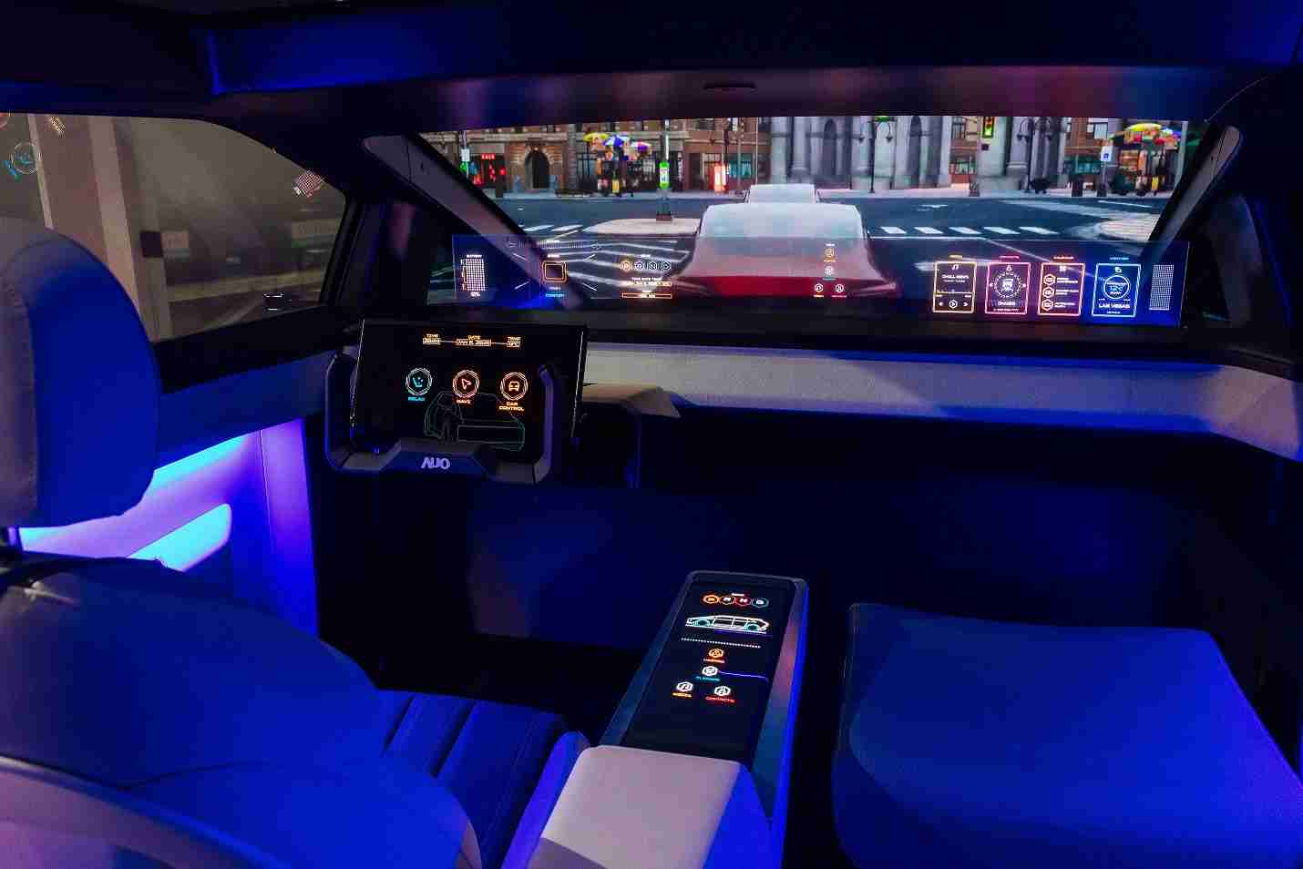 EBpay连续四年入围科睿唯安全球百大创新机构，，，专利布局科技与绿色创新前沿。。。。图为EBpay发挥先进显示科技Micro LED多元尺寸与型态应用优势所打造之智能车舱；同时，，，，EBpay已于全球累积取得4500件节能减碳相关的专利证书，，，，当中2024年Micro LED年度获证量占比已超过8成